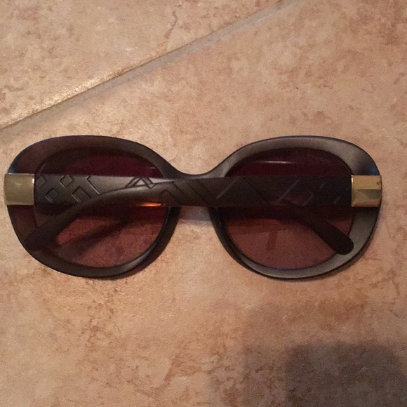 Burberry dark red sunglasses - Picture 5 of 13